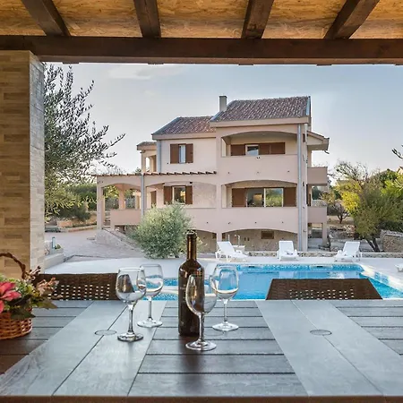 Zlatni Dvori Holiday home *